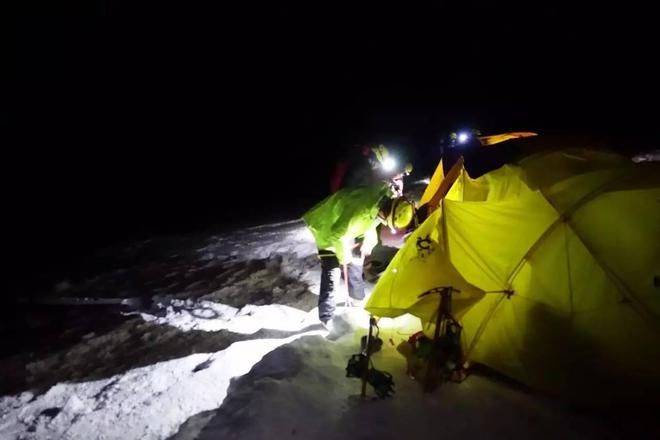 喜馬拉雅山山峰發生雪崩 41人登山隊被活埋已10死34名學員_珠峰_價格