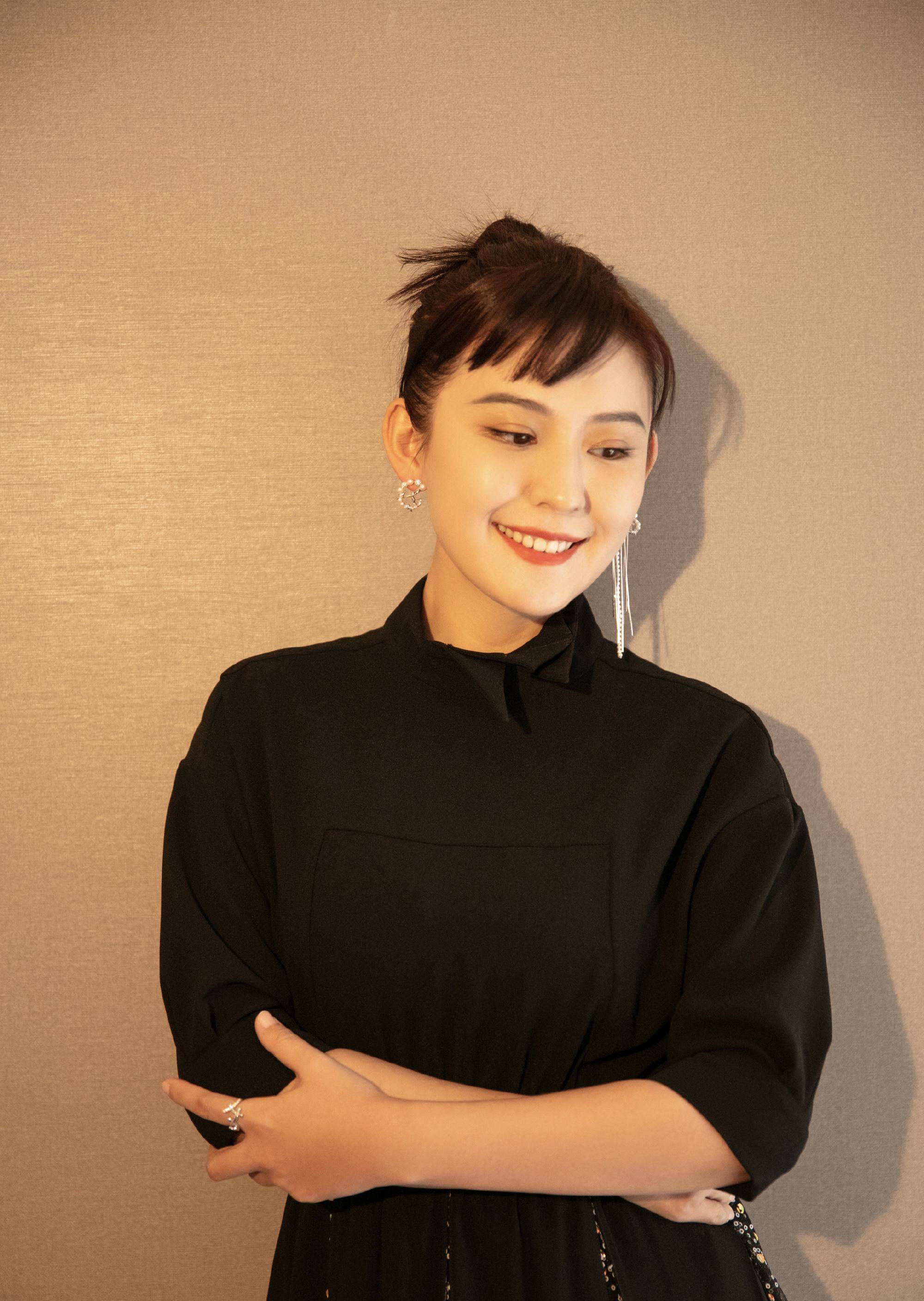 热依扎哺乳期拍《山海情》,走路姿势让人心疼,真的是为母则刚_妈妈_时