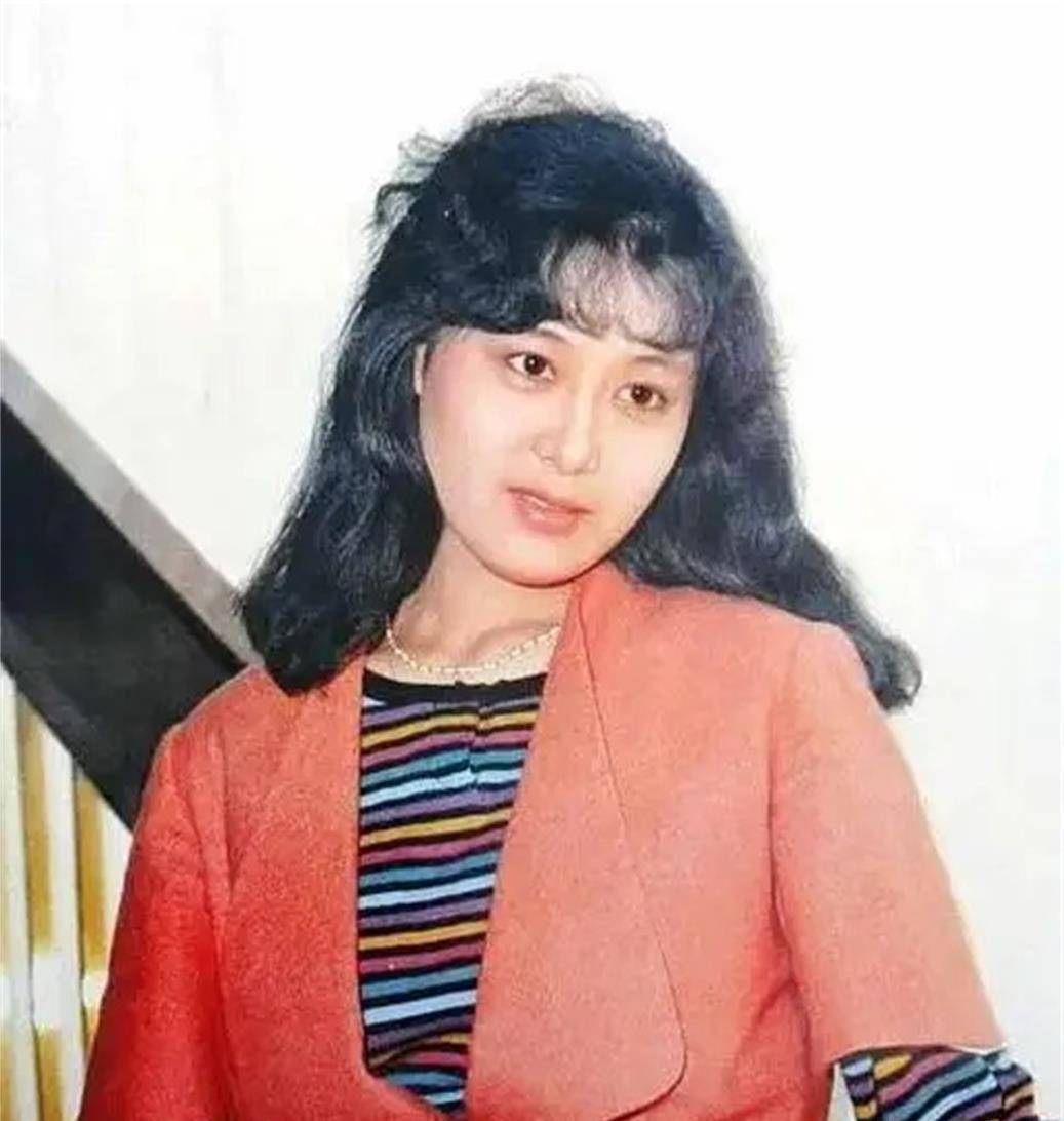 《蜗居》电视连续剧中饰演徐丽的女演员吴玉芳年轻时的照片(1)_图片