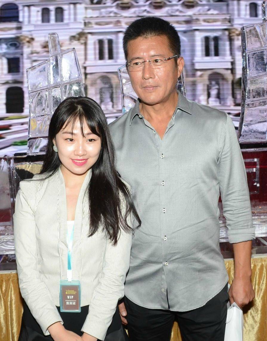 姜山前夫高曙光带着美丽的妻子看海,夫妻俩笑着过着甜蜜的日常_姜珊