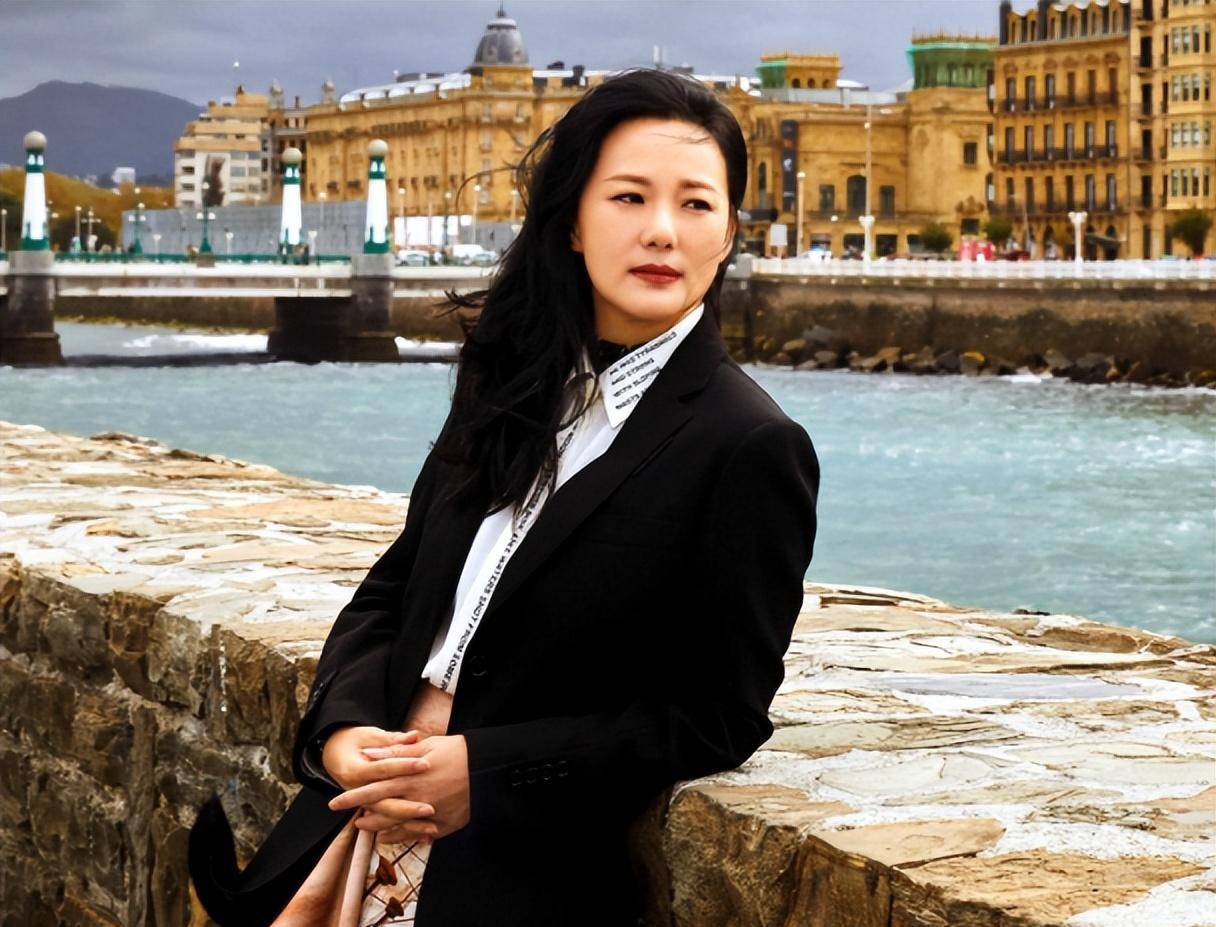 1990年,热爱摇滚乐的咏梅在火车上遇见了王菲初恋栾树,栾树当时是黑豹