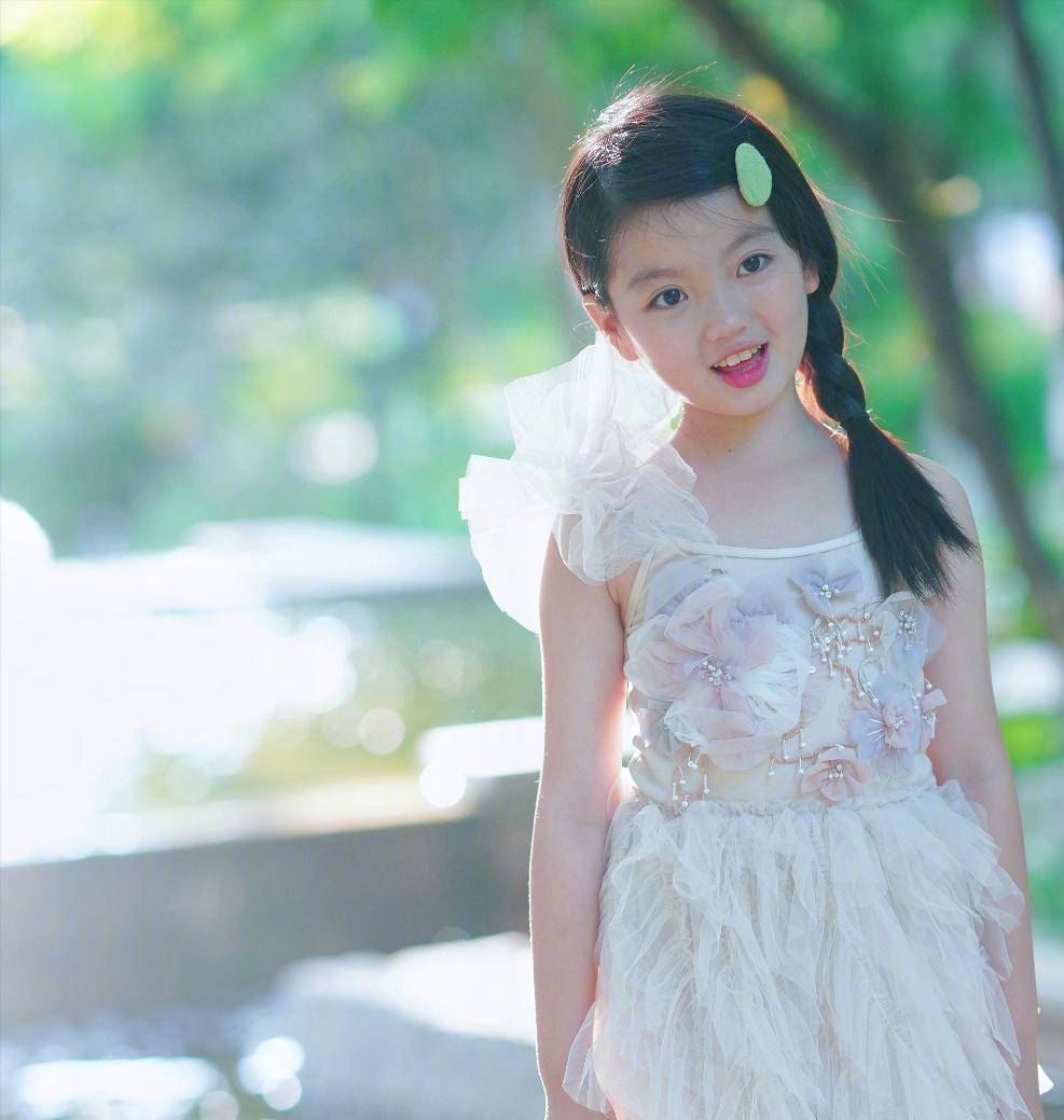 9岁阿拉蕾近照认不出,时隔3年骑董力脖子,董力:你长大了,我也老了