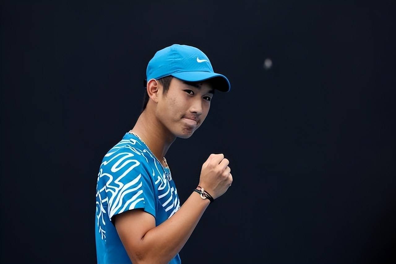 这位中国小将来自运动世家,妈妈是乒乓球前双打世界冠军邬娜,爸爸商毅