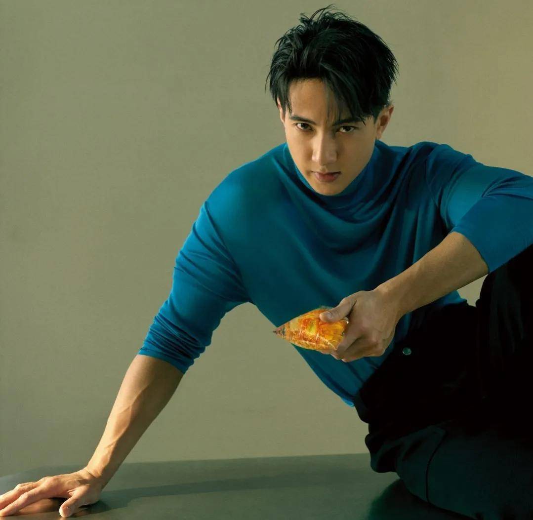 赤裸上身秀胸肌,与性感辣妹贴身热舞超兴奋_网球_镜头_文莱人