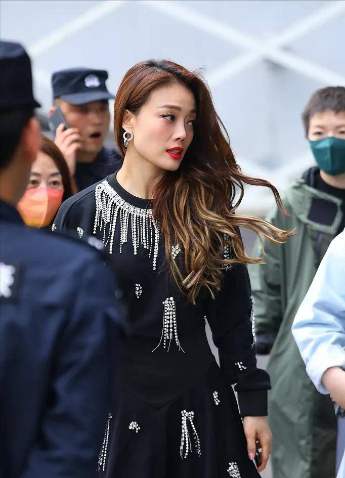 当年,容祖儿被金牌经纪人黄柏高嫌弃,杨受成却觉得:容祖儿比王菲还要