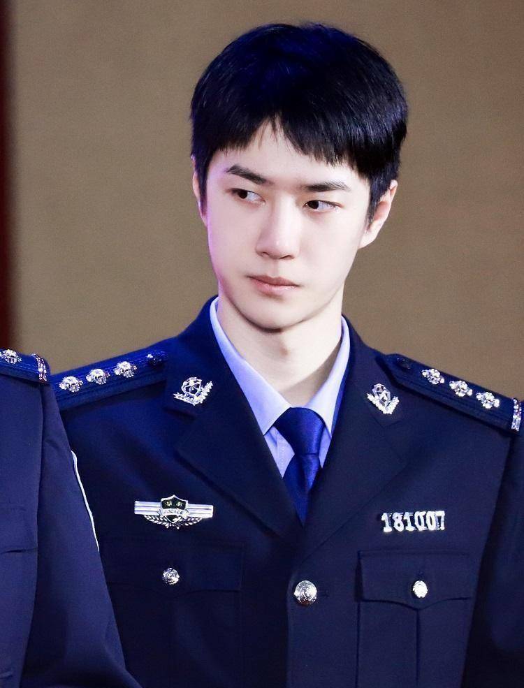 原创"天天兄弟"穿警服,钱枫的头是王一博的两倍大,同框对比太强烈