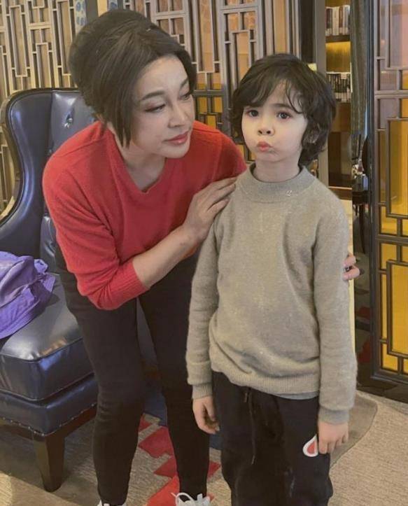 原来刘晓庆做客张纪中家,c位成了自己的焦点,不老实的脸抢镜_形象