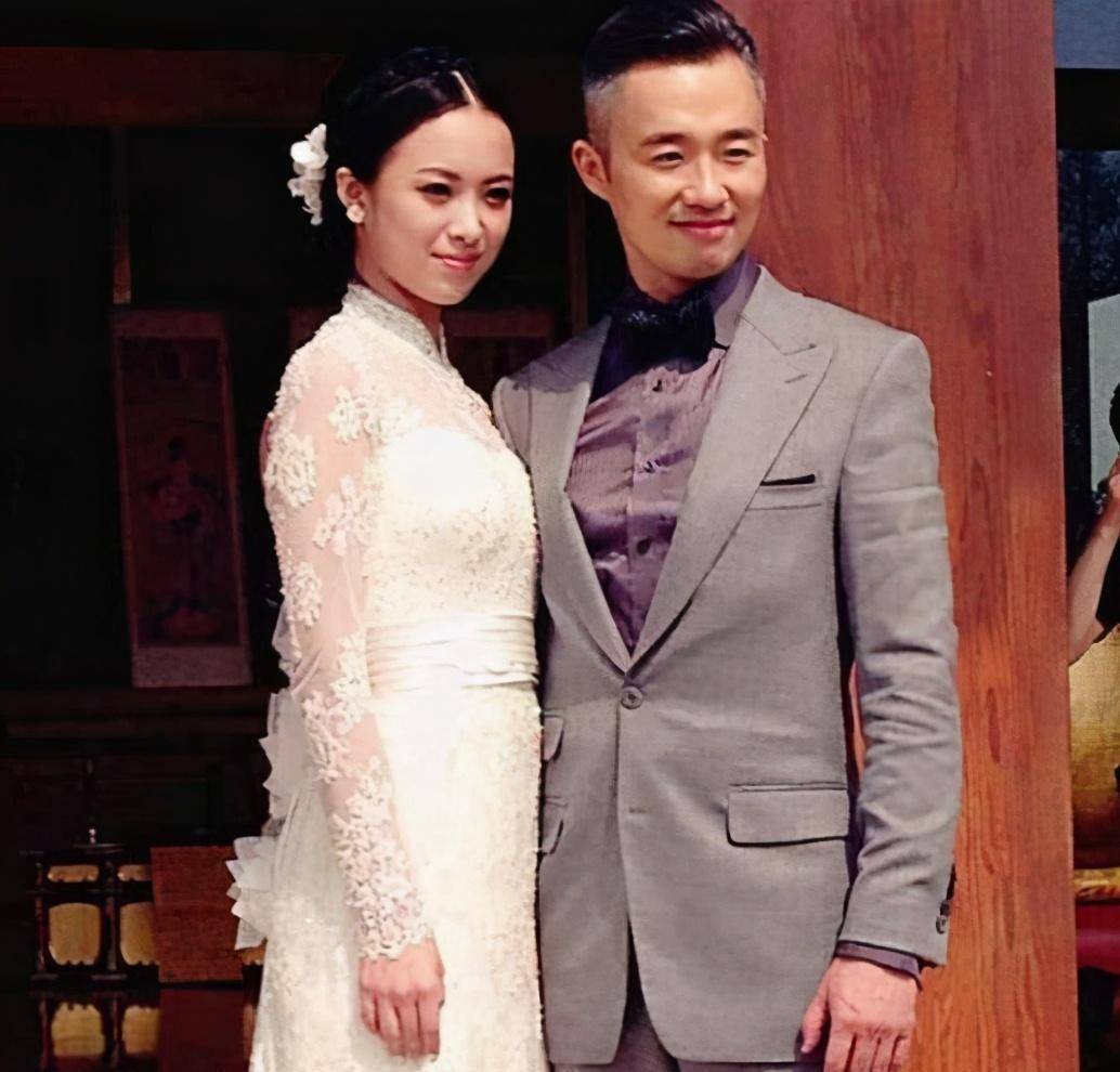 曾是电视主持人,嫁大18岁东方卫视"一哥",今一家三口很幸福_王萌萌