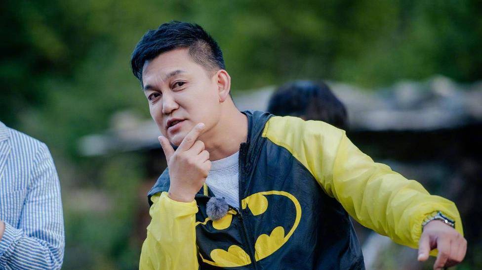 主持人李锐再提百万豪车,家住三层独栋别墅,有几辆30万级机车_私生活