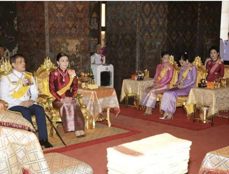 泰国王后大气晒贵妃照！贵妃穿衣时髦，可座位跟王后之间差两公主