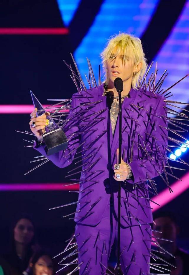 梅根28岁未婚夫颁奖礼上成笑料,"一颗海胆",还把女主持给扎了_凯利_现