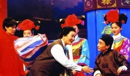 1998年《功夫令》中,赵丽蓉老师表演了武术,她的"顶天立地"气场强大.
