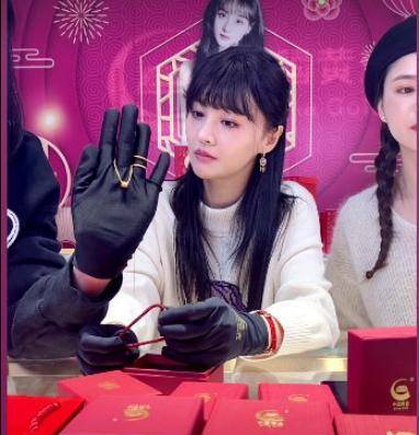 郑爽向金晨道歉后直播间销量不尽如人意,部分产品卖出不到十单_话题