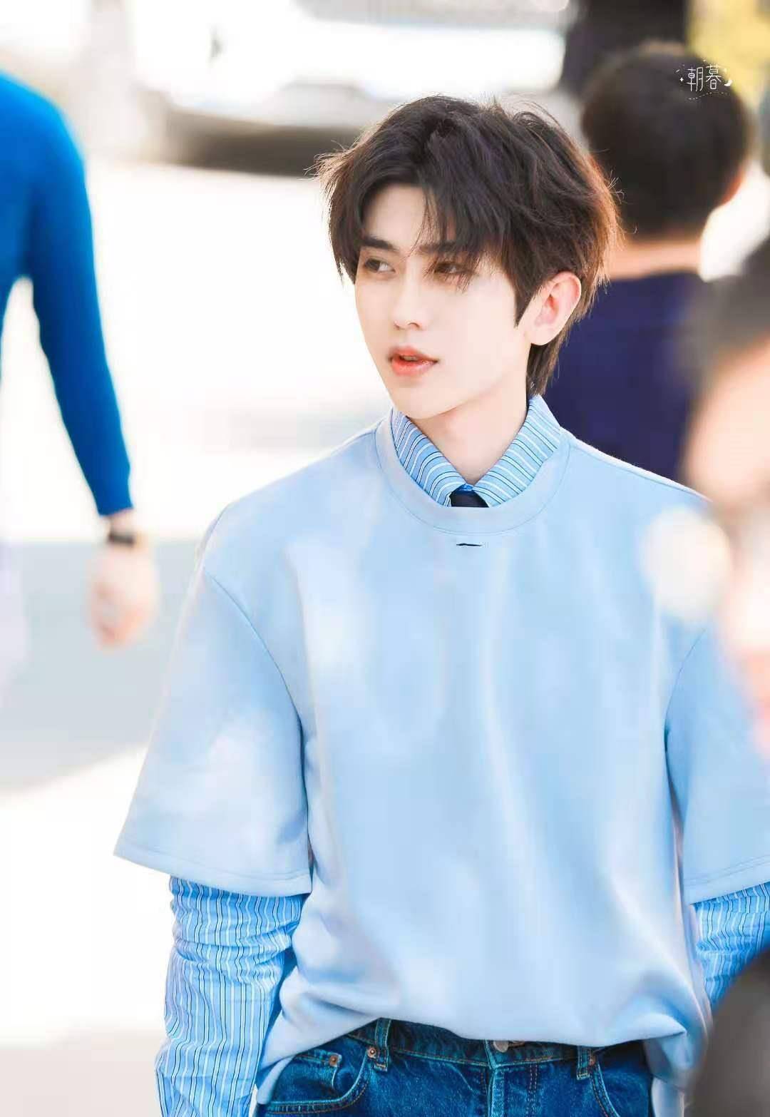 蔡徐坤让伞给张凯丽,自己被雨淋到了_前辈_节目_顶流