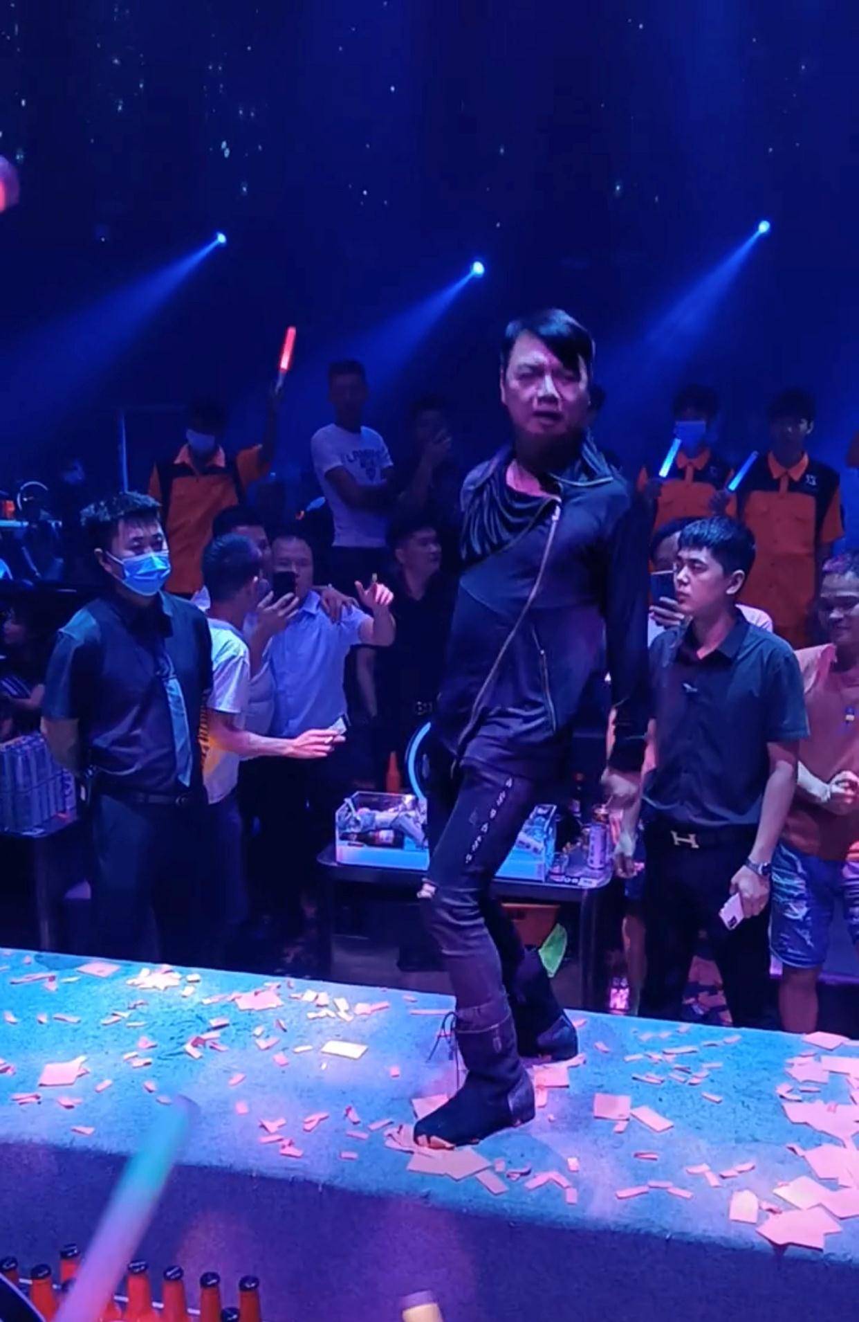 舞台狭小唱功尴尬,被曝出场费仅1万多_明星_妻子_年纪