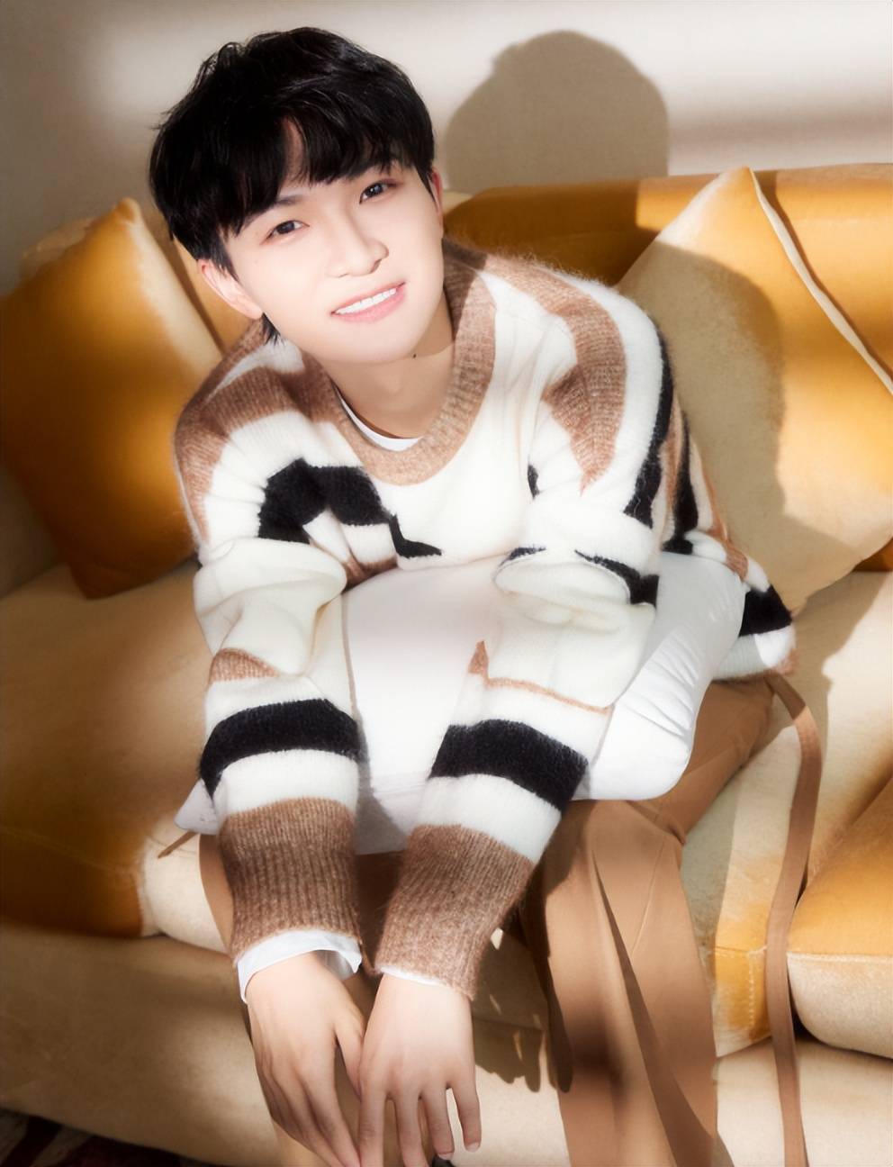 周深造型真不错,"居家毛衣"穿出高级感,简直是完美的搭配模板_效果