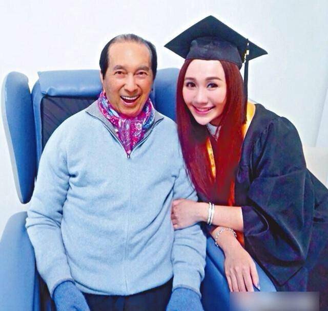 赌王千金何超盈认爱后公开亮相,谈到新男友羞得脸红!_女儿_恋情_工作