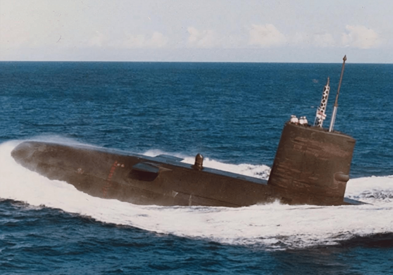 英国攻击性核潜艇图片