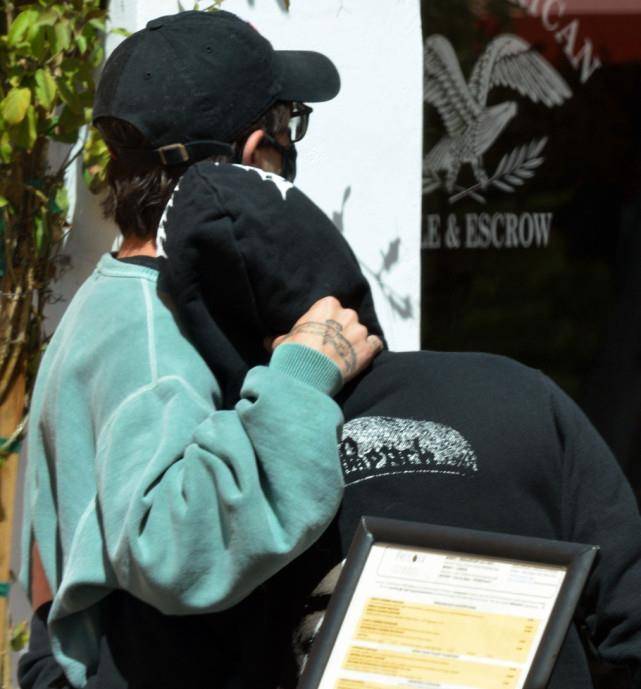 大10岁男演员陪伴,搂腰靠肩真甜蜜_马修·沃斯_外界_男友