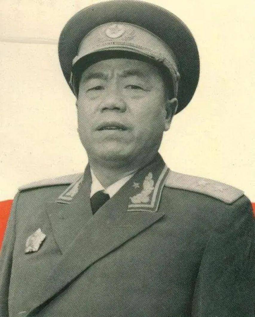 我军师长聂凤智俘获敌军长,要审问时陈毅指示:别说名字马上放人