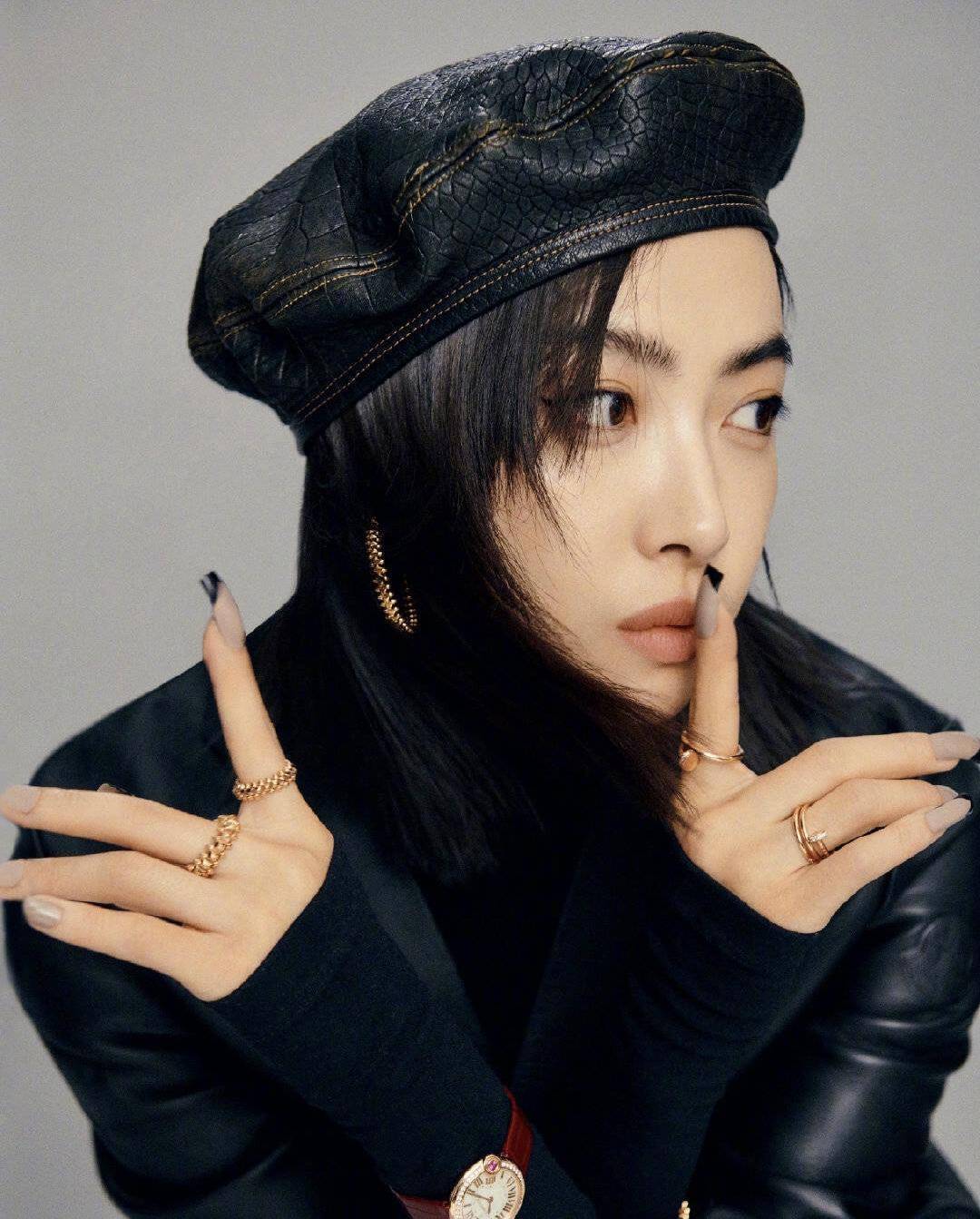 31岁杨颖也要装嫩,穿减龄百褶裙戴贝雷帽,波浪卷发难挡女人味_帽子