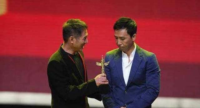 甄子丹点赞"损吴京"的微博,可心里未必真想"损吴京"!_媒体_传闻_传言