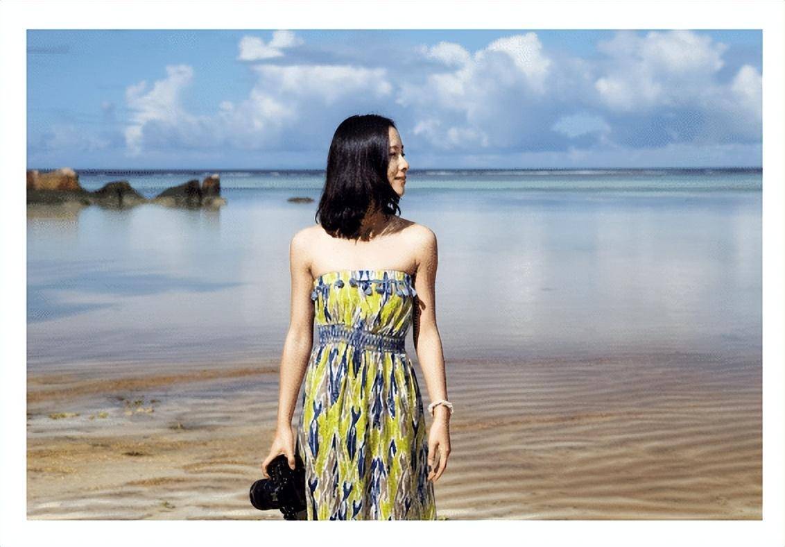 不过罗红能成为知名的大老板全靠妻子在背后扶持,罗红比江一燕大15岁