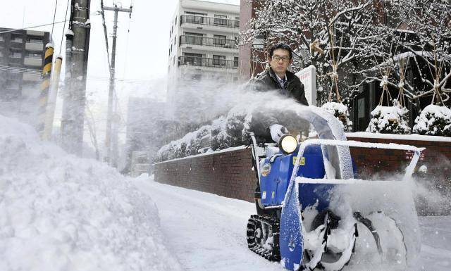 寒流侵袭多地降暴雪，日本人出门全副武装，网友：说的不怕冷呢?？