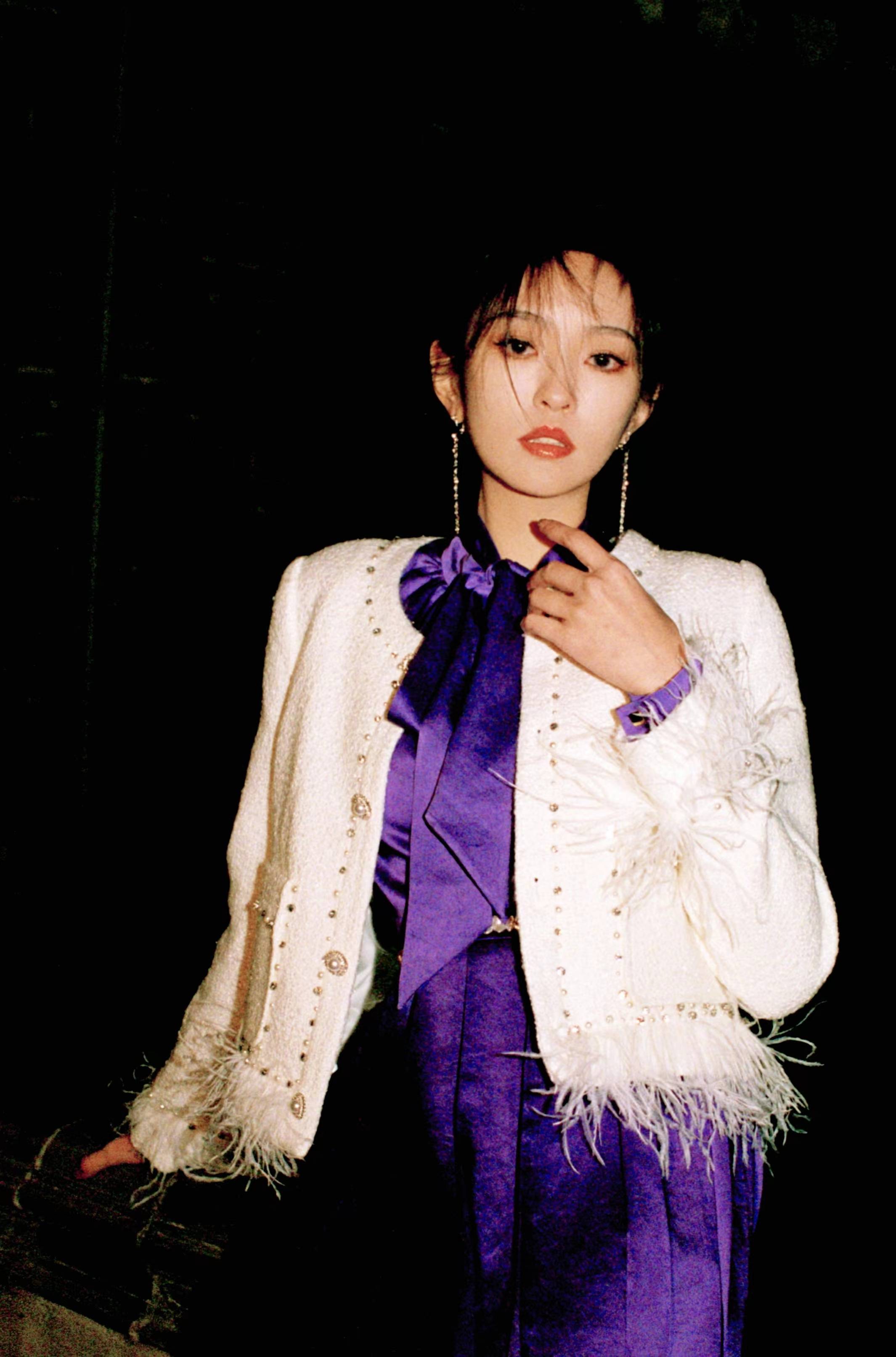 刘泳希新春写真 长裙飘逸灵动 尽显紫色魅惑_故事_思绪_眼神