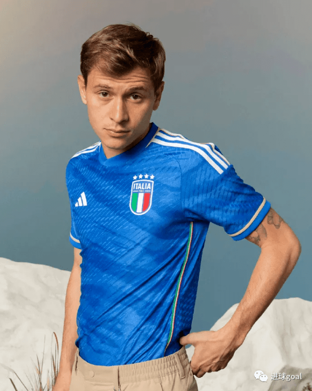 基耶萨因莫比莱巴雷拉等换上新战袍 意大利国家队新队服公布_球员