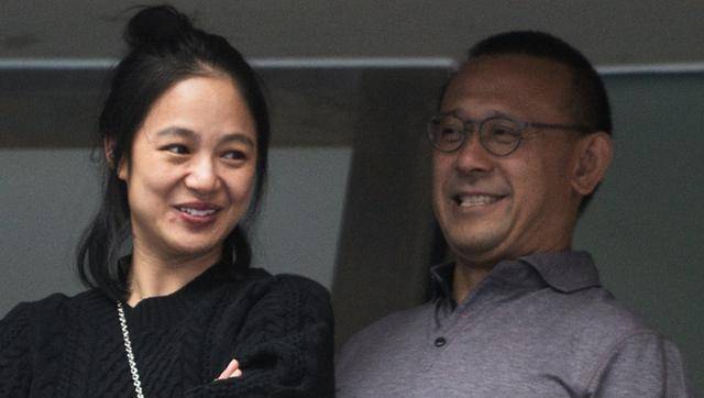 姜文当街发飙,妻子的表现引热议,网友:做成功男人的女人不容易_周韵