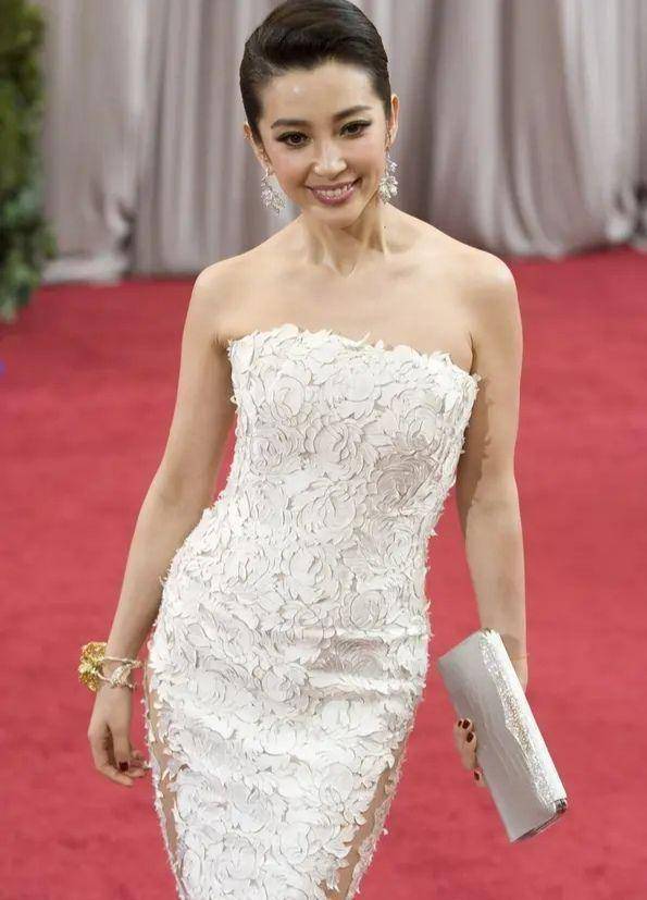 李冰冰提前进入老年?脸肿到快崩了,打扮再嫩都觉得不真实!