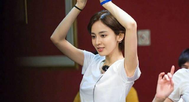 宋茜,娜扎等人用跳舞圈不少粉,还有人河上跳芭蕾!_舞蹈_专业_花样