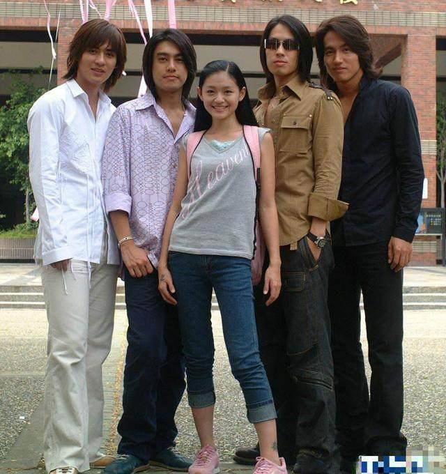 花园》路透,杉菜站台阶垫脚拥抱道明寺,还差半个头_沈月_王鹤棣_身高