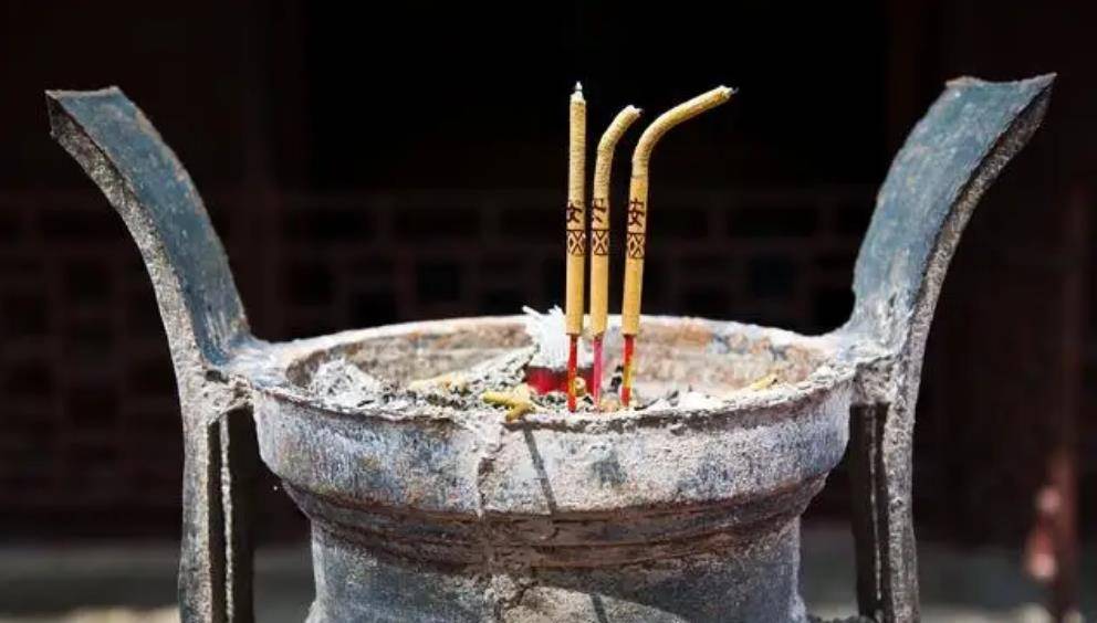 烧香为何一定是三根?每根分别代表什么寓意?