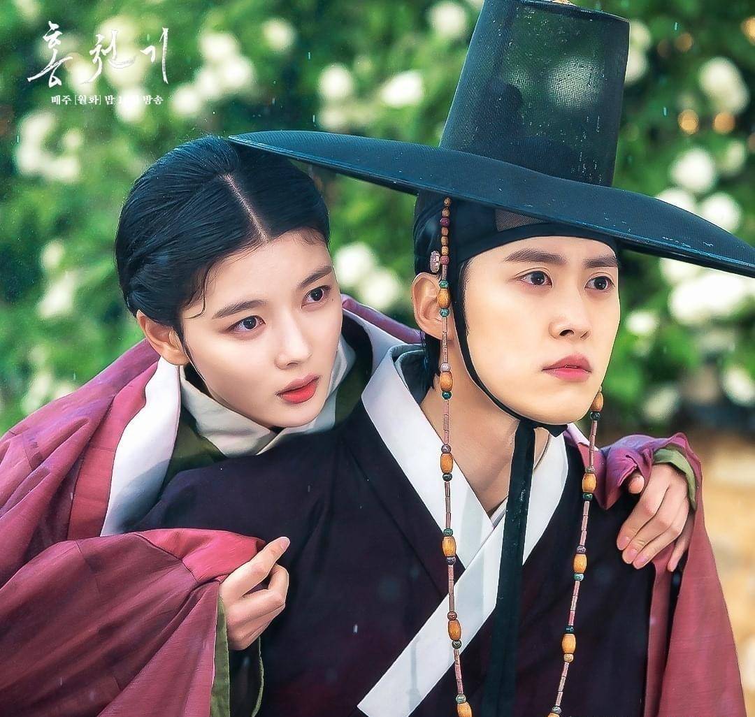 红天机(金裕贞饰),失明但可以读懂天空和星座的观象监河蓝(安孝燮饰)