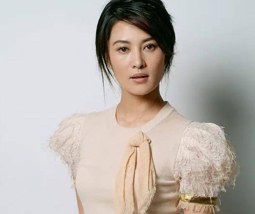 50岁王菁华罕露面气质出众,曾与常戎相恋11年,分手后单身多年_生活