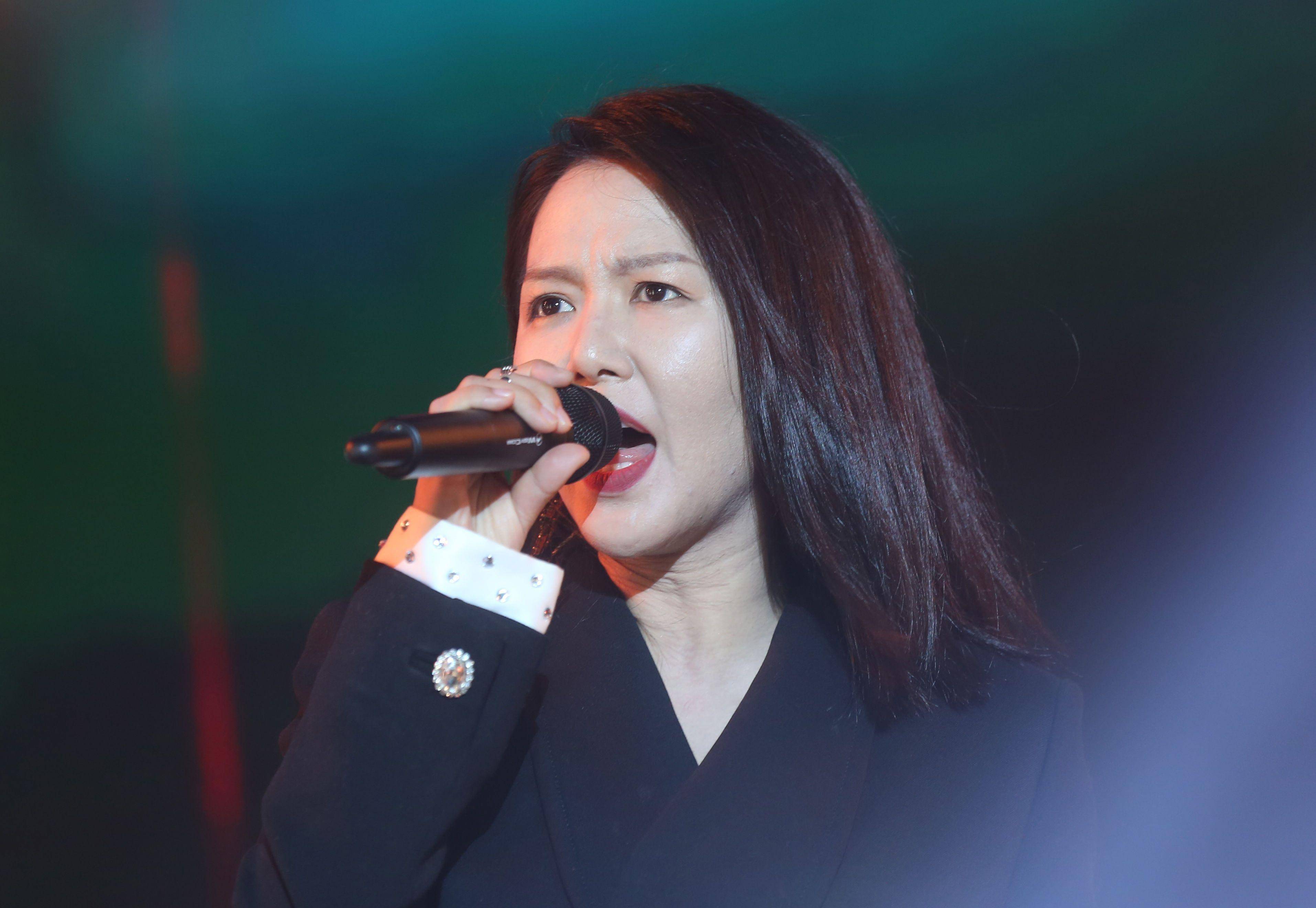 谁能想到曾经是驻场酒吧歌手的谭维维会因参加《超级女声》而闻名