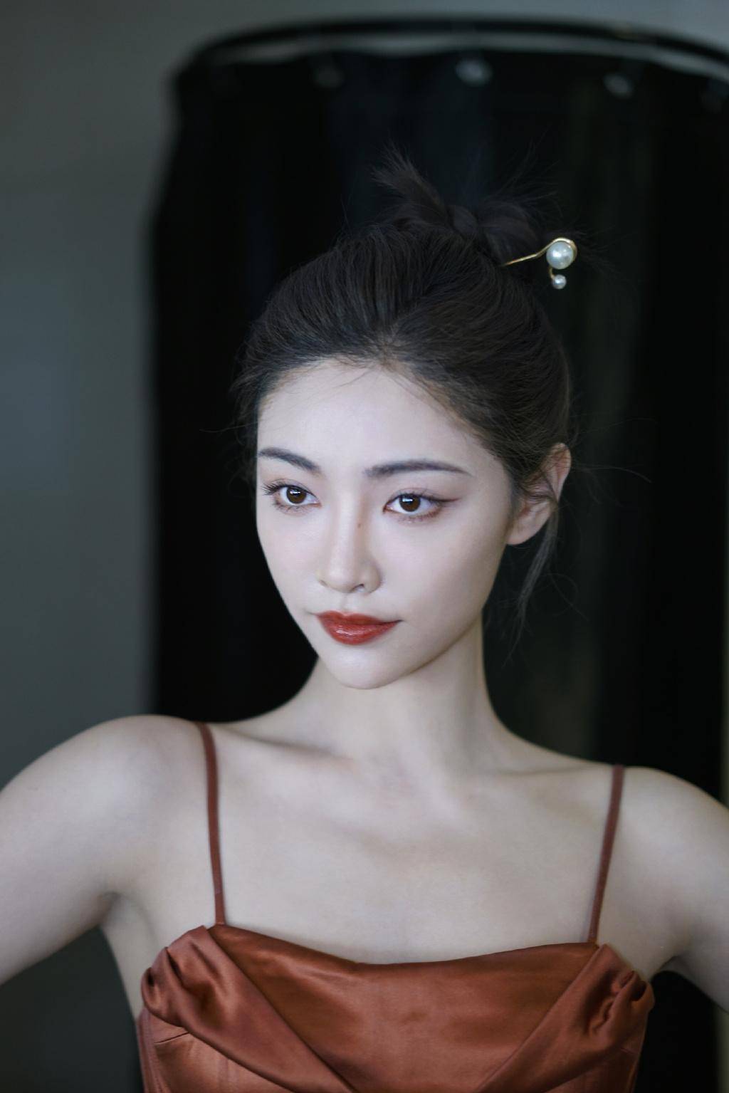 新锐女星许佳琪分享出席活动的抹胸肚兜装,凸显青春冷艳气质_照片