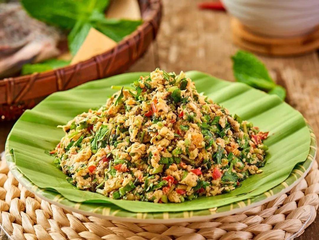 舂成肉糜的鱼,清新脱俗得让人难以置信,酥脆的鱼和佐料完美混合在一