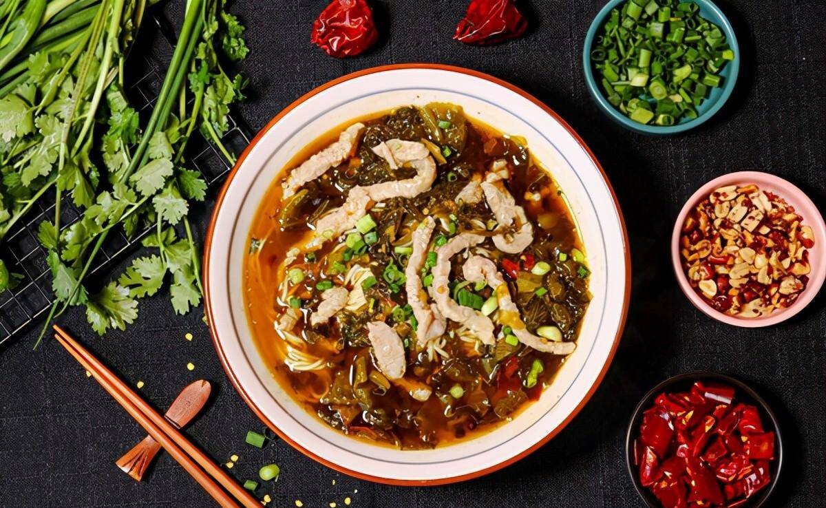 一碗地道的酸菜肉丝面,肉丝细嫩滑口,汤汁酸爽根本停不下来6767