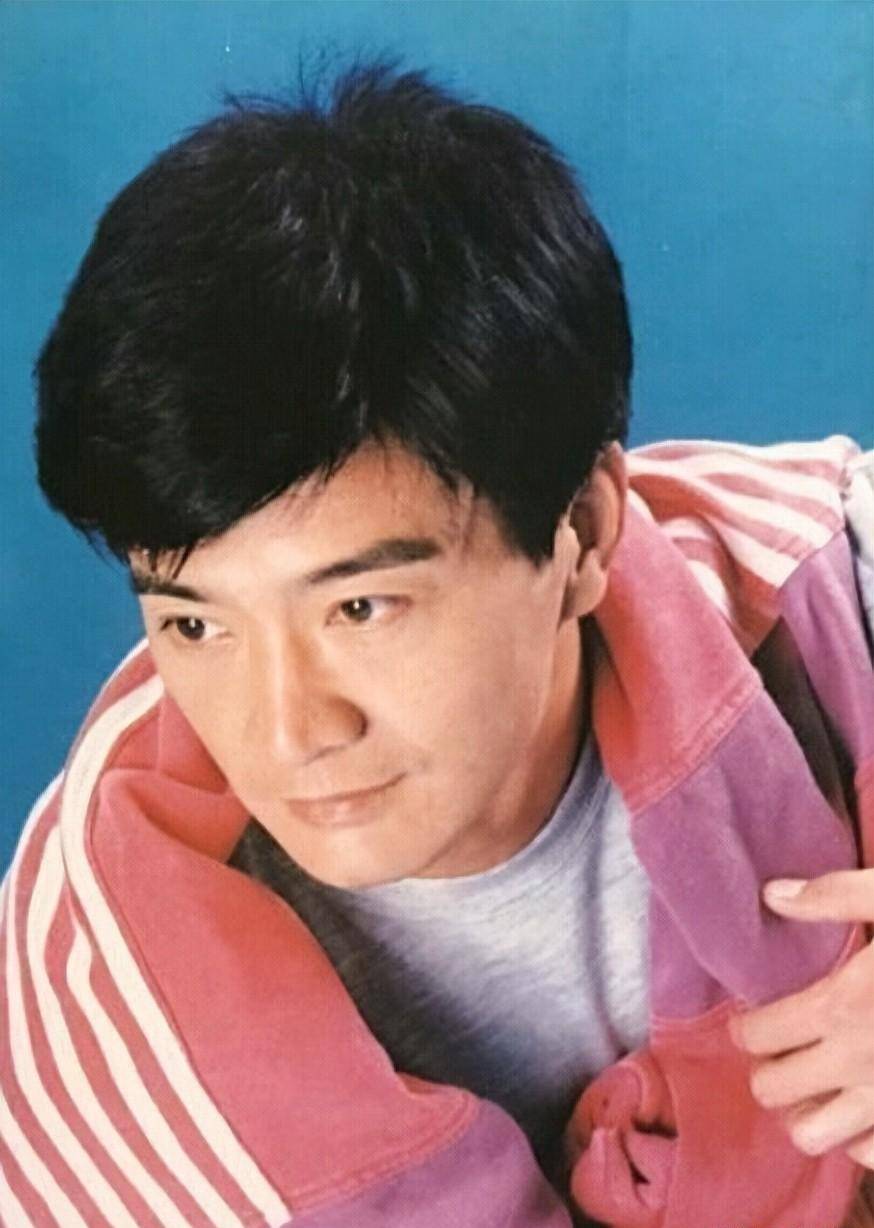 还在上学的时候,周里京就在电影《年轻的朋友》里饰演男主角,他的同学