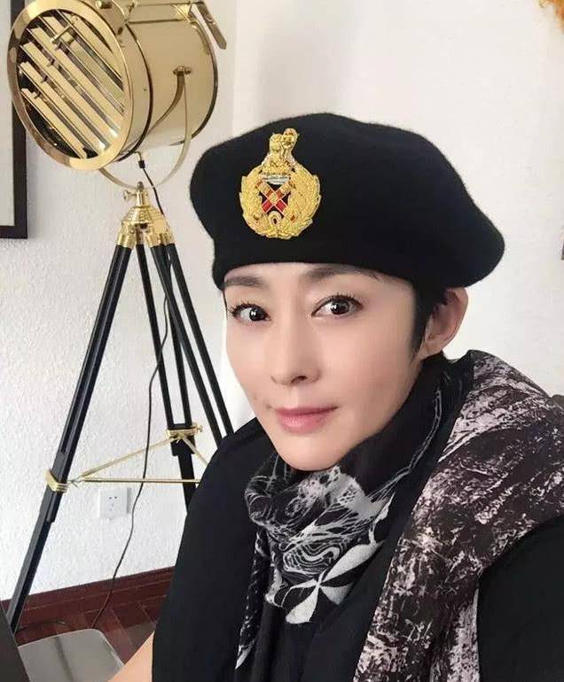 张敏时隔20多年再出现,女神气质依在,53岁皮肤紧致惹人羡慕_周星驰