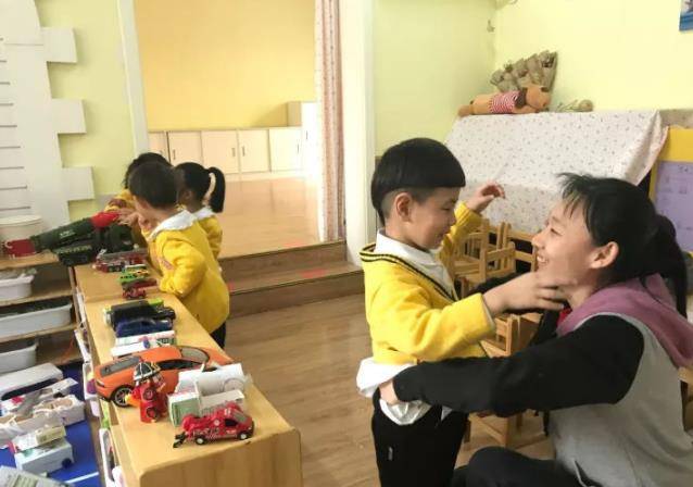 幼师在整理孩子衣服看到了“不该看的”东西，第二天就递交辞职信