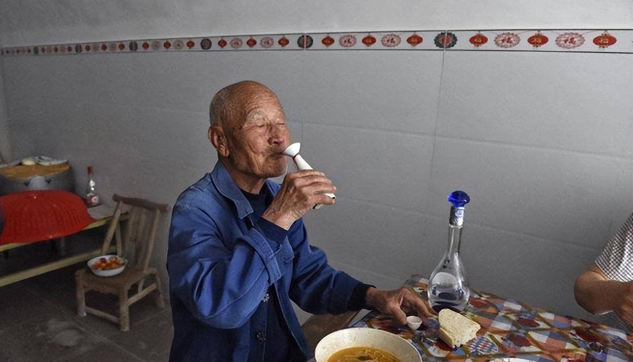 张大爷今年62岁了,早些年生活十分艰苦,年纪轻轻就跟着父辈学会了喝酒