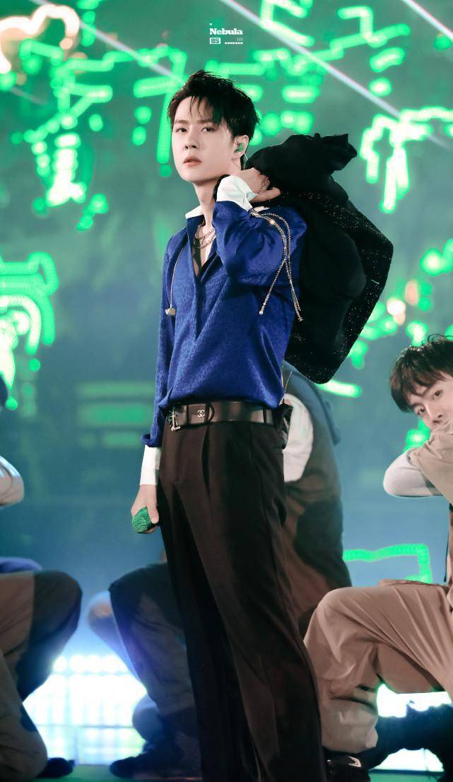 乐华晒年会生图,范丞丞蓝发抢镜,王一博差点没认出来_公司_程潇_穿着