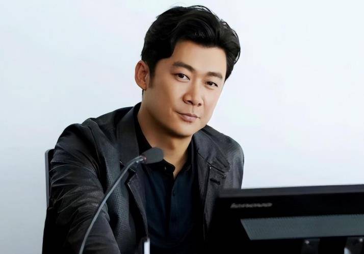 "反派专业户"曹征罕晒全家福,演员妻子美貌出众,子女呆萌可爱_孩子