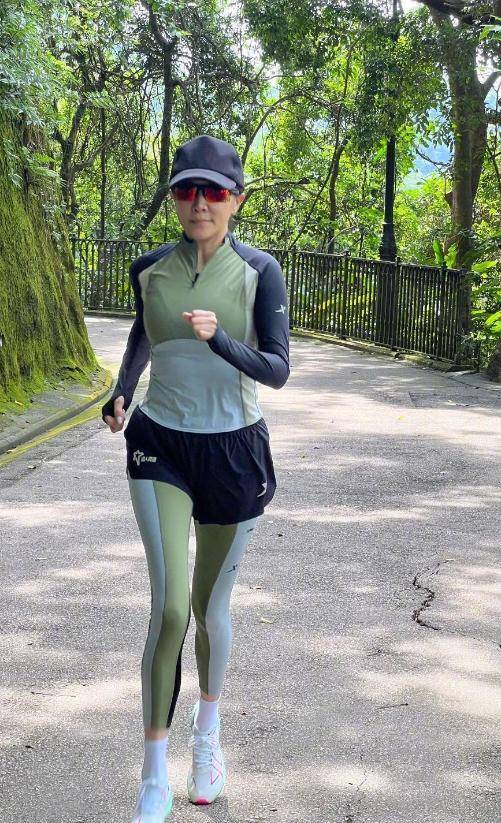 从图片上可以看出,刘嘉玲确实是漂亮了不少,或许是因为健身的原因,她