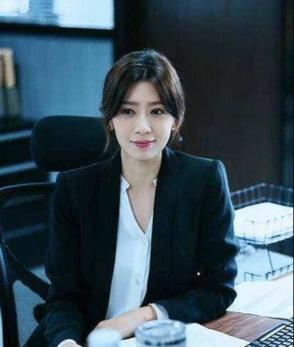 47岁贾静雯拍摄策划,烈焰红唇太时尚,两种风格转换自如_西装_颜系和