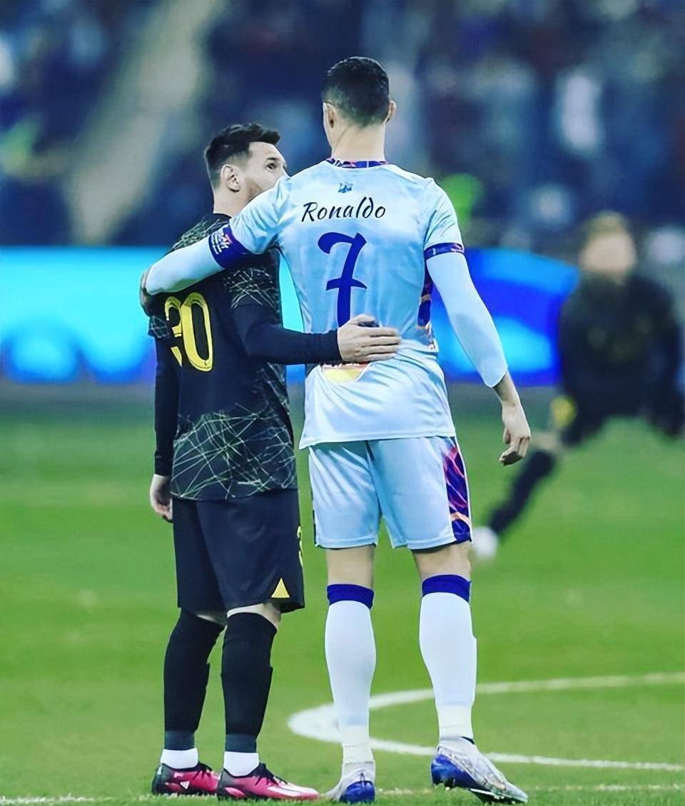 37岁c罗最后一次对战梅西,勾肩搭背身高差萌,还被姆巴佩摸脸了_比赛